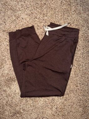 Vuori performance jogger - like new -
Small